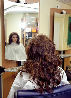 Der Salon Haarscharf ist Ihr trendiger Friseur im Raum Lemgo und Vlotho. Wir sorgen durch den optimalen Schnitt, sowie die passenden Tipps vom Friseur Lemgo dafr, dass Sie ihre Frisur auch zu Hause leicht stylen knnen.